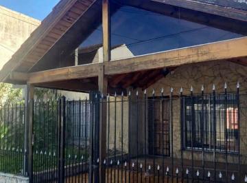 Casa de 3 ambientes, Berazategui · Chalet en Alquiler en Calle 152 Entre 20 y 20 A, a Pasos de Av Mitre