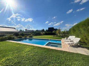 Casa · 194m² · 6 Ambientes · 2 Cocheras · Venta Casa en Barrio Puerto Roldan