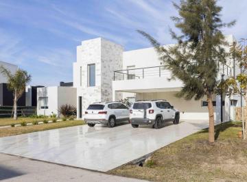 Casa · 253m² · 5 Ambientes · 4 Cocheras · Casa en Venta en El Principado