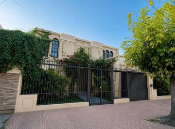 Casa · 221m² · 7 Ambientes · 1 Cochera · Casa en Venta en Guaymallen
