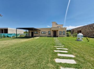Casa · 210m² · 4 Ambientes · 2 Cocheras · Casa en Venta en Estancia Villa Maria