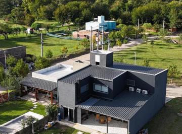 Casa · 284m² · 4 Dormitorios · 2 Cocheras · Venta Casa 4 Dorm. con Piscina en Tejas IV – Malagueño