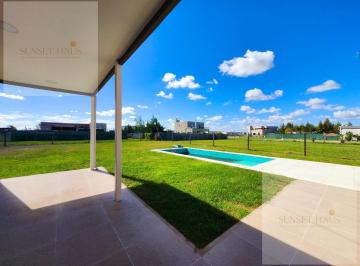 Casa · 180m² · 4 Ambientes · 4 Cocheras · Venta Casa San Sebastian 4 Ambientes Escriturada