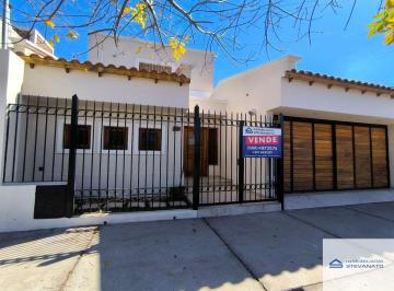 Casa de 6 ambientes, Maipú · Hermosa Casa en Venta - Maipu 3 Dorm. - 3 Baños C/ Cochera