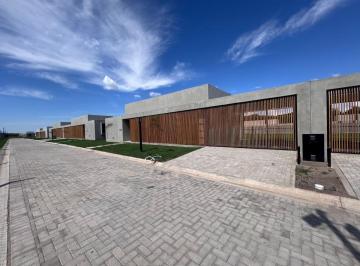 Casa de 5 ambientes, Villa Allende · Casa de Una Planta y 3 Dorm. en Venta en Villa Allende Golf - Complejo Casoria