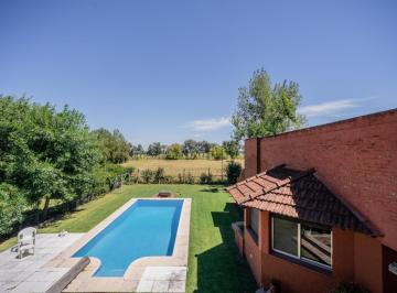 Casa · 192m² · 6 Ambientes · 1 Cochera · Casa de Estilo en Golfers Country Club - Carácter, Sólidez y Potencial.