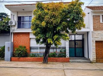 Casa de 4 ambientes, Quilmes · Venta Casa 4 Ambientes con Pileta en Quilmes Centro