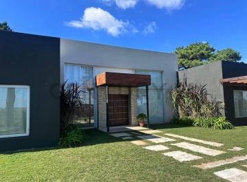Casa · 140m² · 4 Ambientes · 1 Cochera · Casa 3 Dorm. en Venta Barrio Villarobles