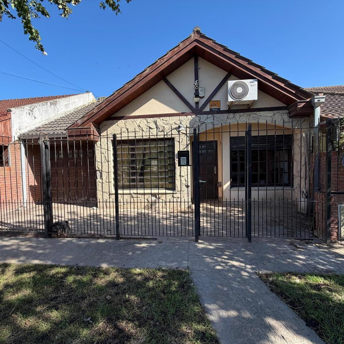Casa a reciclar 4 amb, 111m² en Los Pinares con doble cochera
