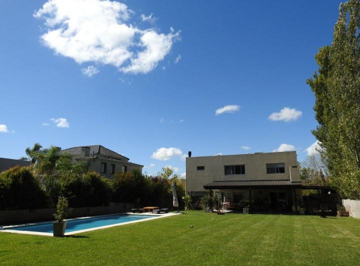 Casa · 200m² · 6 Ambientes · 2 Cocheras