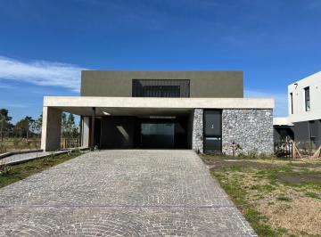 Casa · 280m² · 5 Ambientes · Casa en Venta en Pride Canning