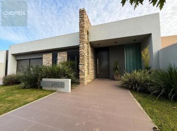 Casa · 411m² · 5 Ambientes · 1 Cochera · Casa en Alamos del Aero Club a Estrenar