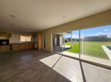 Casa · 180m² · 4 Ambientes · 4 Cocheras · Alquiler Casa San Sebastian Area 10 a Estrenar con Pileta