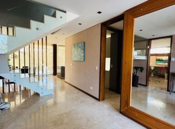 Casa · 330m² · 6 Ambientes · 6 Cocheras · Casa 5 Dorm. en St Thomas Este. Financia!