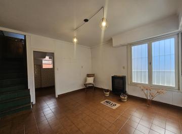 Casa · 87m² · 3 Ambientes · 1 Cochera · Casa Al Frente con Garage y Patio | Barrio Villa Primera