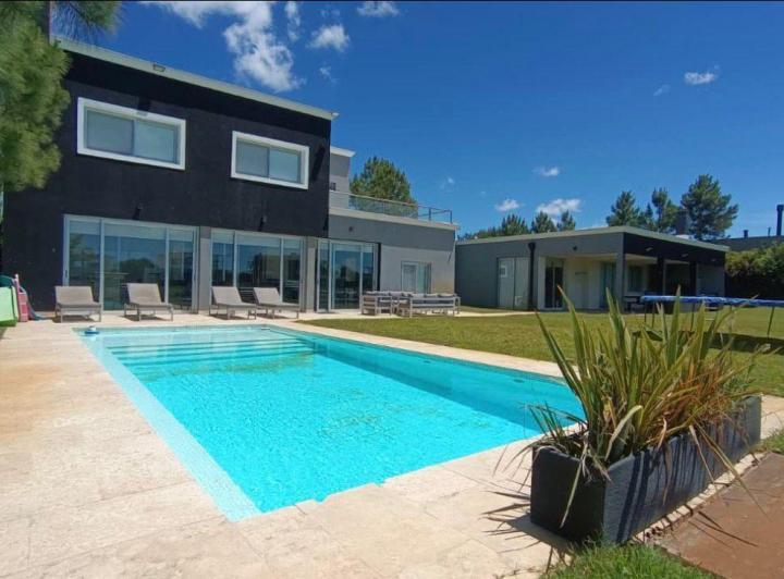 Casa · 600m² · 7 Ambientes · 7 Cocheras