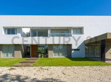 Casa · 370m² · 7 Ambientes · 4 Cocheras · Casa en Venta en Campos de Roca Ll