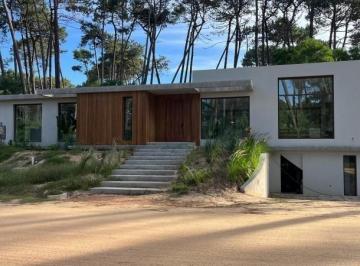 Casa · 320m² · 4 Ambientes · 2 Cocheras · Venta Casa en Reserva Montoya 320 m² 4 Suites Piscina