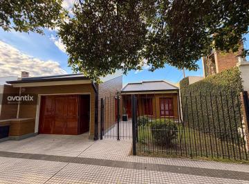 Casa · 221m² · 8 Ambientes · 2 Cocheras · Casa Amplia en Barrio Belgrano - Apta Crédito