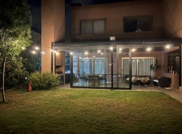 Casa · 260m² · 9 Ambientes · Casa de 4 Dorm. - Country Club Aguadas, Funes