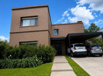 Casa · 260m² · 9 Ambientes · Casa de 4 Dorm. - Country Club Aguadas, Funes
