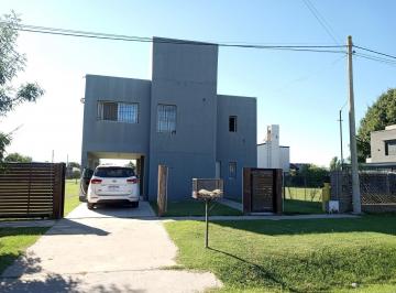 Casa · 187m² · 7 Ambientes · 1 Cochera · Casa en Alquiler Permanente 4 Dorm. - Funes