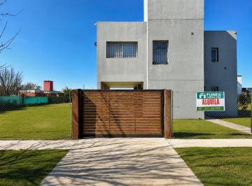 Casa · 187m² · 7 Ambientes · 1 Cochera · Alquiler - Casa en Funes 4 Dorm.