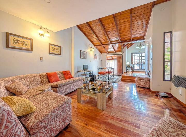 Casa · 265m² · 6 Ambientes · 2 Cocheras