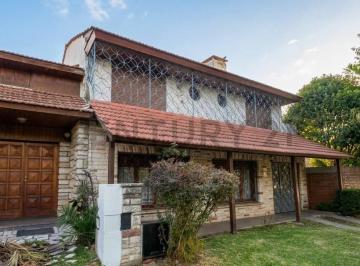 Casa · 230m² · 6 Ambientes · 2 Cocheras · Venta de Chalet con Gran Patio en Punta Mogotes