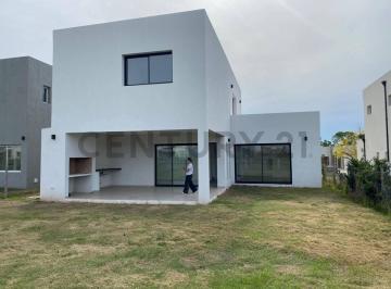 Casa · 188m² · 4 Ambientes · 3 Cocheras · Casa Minimalista en Santa Lucia
