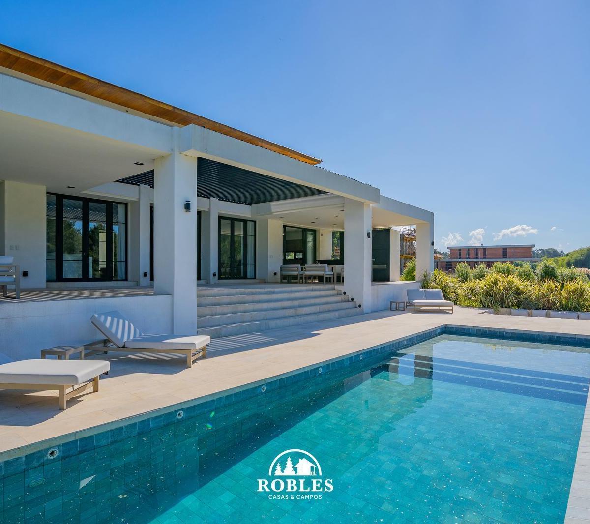 Casa 7 amb, 378m² en barrio privado Rumenco con pileta y cochera