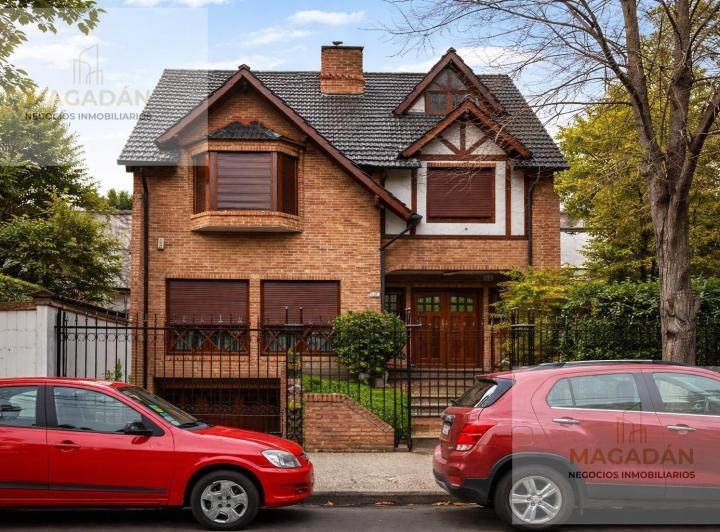 Casa · 200m² · 4 Ambientes · 3 Cocheras