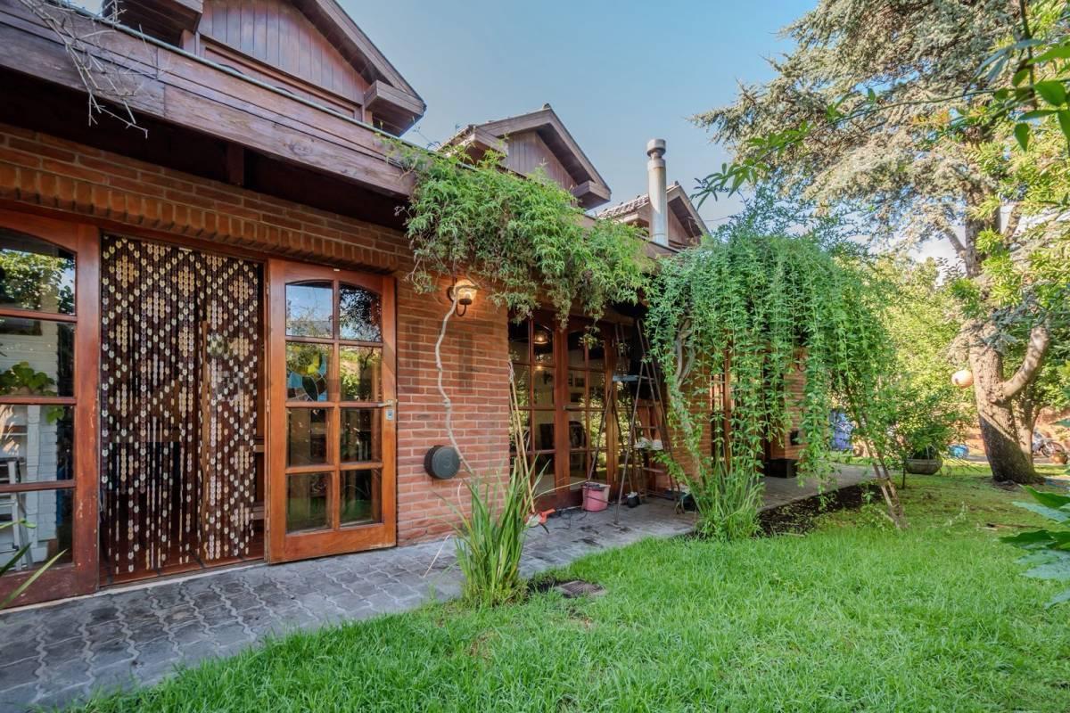 Casa de 4 ambientes en venta en Colinas de Peralta Ramos, a 400 metros del mar