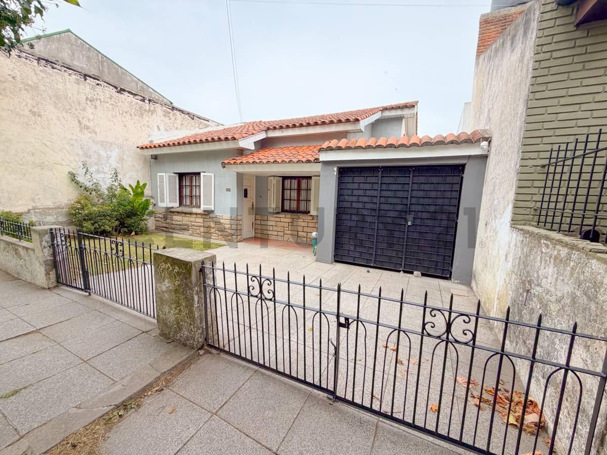 Casa 4 ambientes al frente, reciclada en el interior, lista para habitar