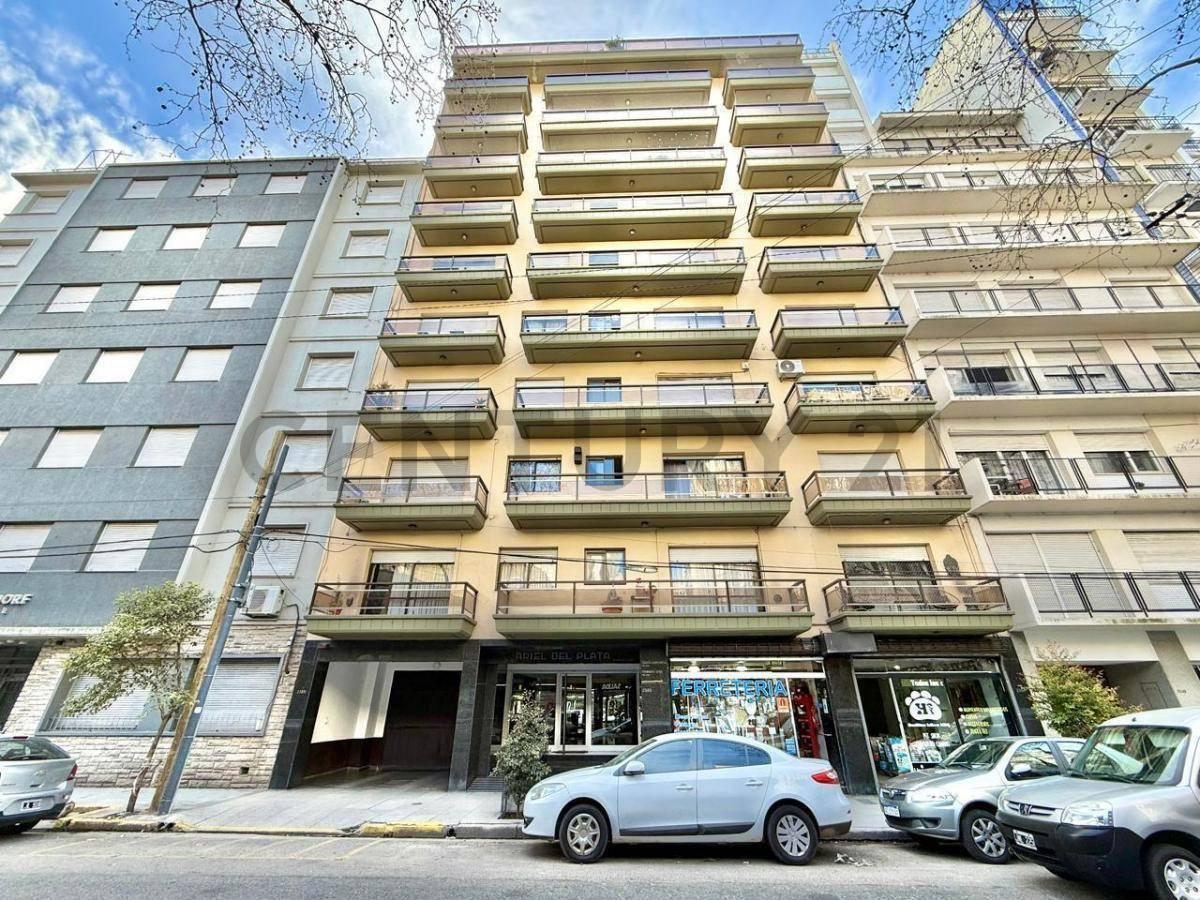 Departamento de 3 ambientes en zona centro, con una superficie de 76 m², totalmente reciclado a nuevo.