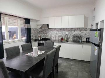 PH · 83m² · 3 Ambientes · Excelente PH en Venta en Zona Comercial Puerto 3 Ambientes