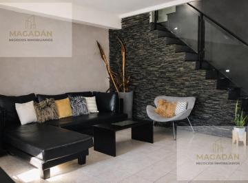 Casa · 136m² · 5 Ambientes · 1 Cochera · Venta - Triplex de 5 Ambientes en Villa Sarmiento - Apto Credito - Acepta Permuta