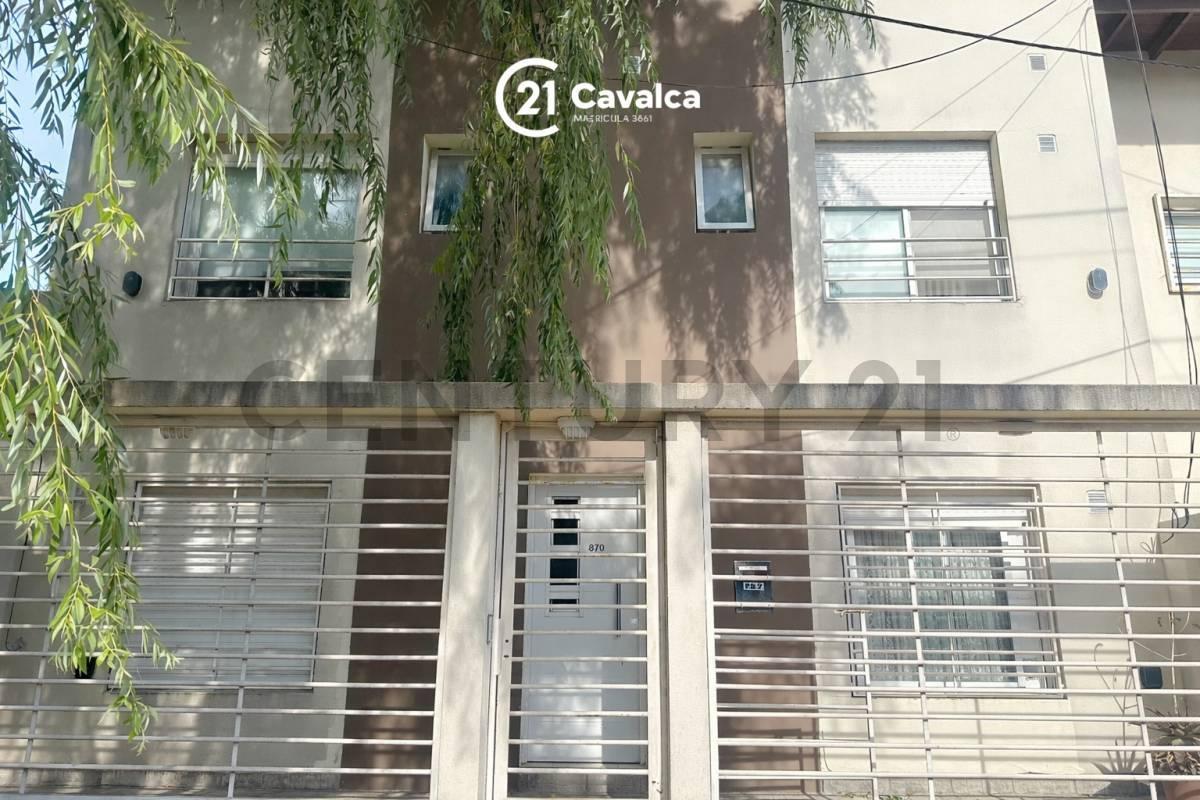 Departamento de 2 ambientes al frente con patio y parrilla — Villa Primera