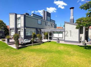 Casa · 430m² · 5 Ambientes · Casa 5 Ambientes C/piscina y Quincho, Zona Constitucion, Mar del Plata