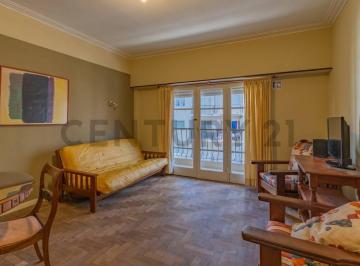 Departamento · 73m² · 3 Ambientes · Venta Departamento Al Frente con Balcon 3 Ambientes Mas Dependencia