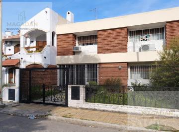 Casa · 180m² · 5 Ambientes · 2 Cocheras · Venta - Casa de 5 Ambientes con Cochera - Fondo - Villa Sarmiento - Apto Crédito - Acepta Permuta