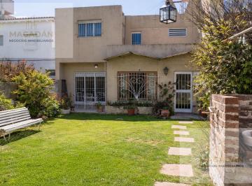 Casa · 180m² · 5 Ambientes · 2 Cocheras · Venta - Casa de 5 Ambientes con Cochera - Fondo - Villa Sarmiento - Apto Crédito - Acepta Permuta