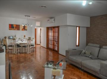 Casa · 250m² · 5 Ambientes · 1 Cochera · Venta - Casa de 5 Ambientes en Villa Sarmiento - Apto Crédito - Acepta Permuta