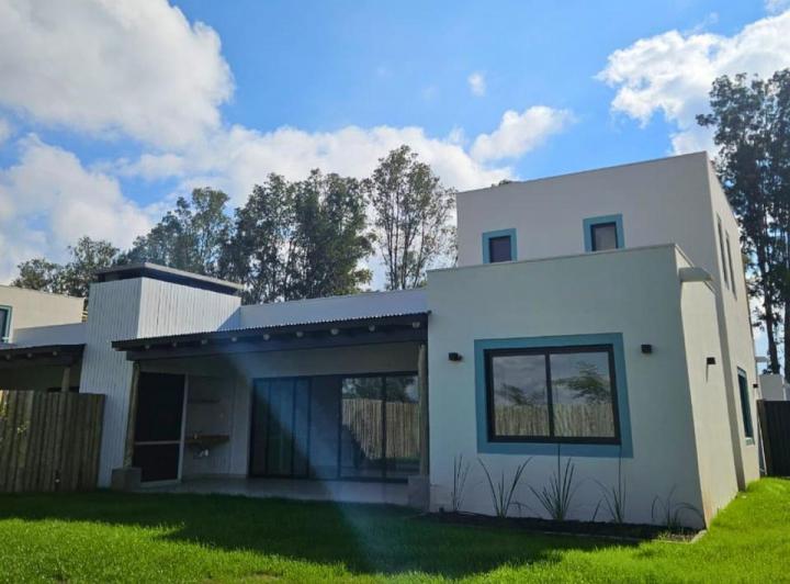 Casa · 3 Dormitorios · 2 Cocheras