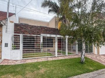 Casa · 240m² · 6 Ambientes · 2 Cocheras · Venta Casa 6 Ambientes San Carlos con Parque