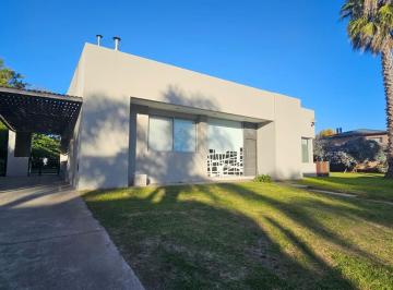 Casa · 170m² · 5 Ambientes · 2 Cocheras · Casa en Alquiler en Barrio Miraflores