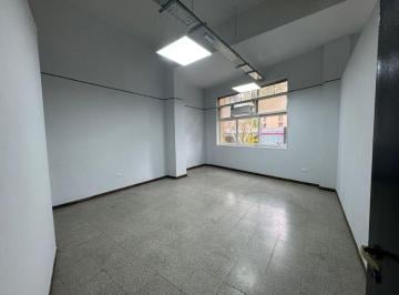 Oficina comercial de 5 ambientes, Ciudad de Mendoza · Cll/inmobiliaria Alquila Oficina con Cuatro Desacos en Galeria Bamac