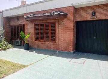 Casa · 120m² · 3 Ambientes · 3 Cocheras · Vivienda Multifamiliar 2 Casas 4 Ambientes Sobre Gran Lote
