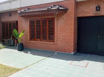 Casa · 120m² · 3 Ambientes · 3 Cocheras · Vivienda Multifamiliar 2 Casas 4 Ambientes Sobre Gran Lote