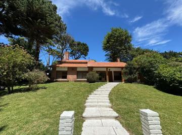 Casa · 163m² · 7 Ambientes · Venta Casa con 5 Dorm. y Habitacion de Servicio. Zona Norte, villa Gesell.
